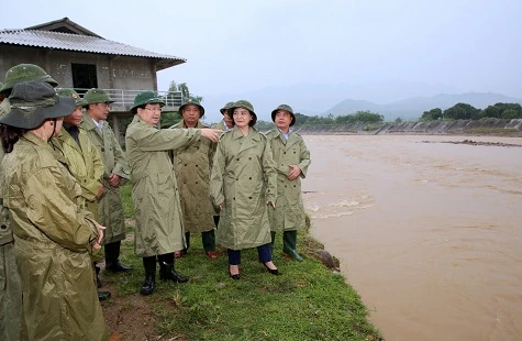 Phó Thủ tướng Trịnh Đình Dũng cùng đoàn công tác kiểm tra công tác khắc phục hậu quả cơn bão số 3 tại Yên Bái. Ảnh: VGP