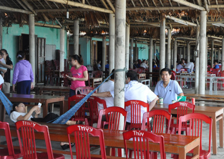 Khẳng định biển sạch, Bộ trưởng Trần Hồng Hà và lãnh đạo 4 tỉnh miền Trung tắm biển, ăn hải sản - Ảnh 3 Khang dinh bien sach, Bo truong Tran Hong Ha va lanh dao 4 tinh mien Trung tam bien, an hai san - Anh 3