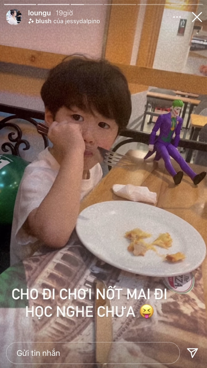 Bà mẹ 2 con Trang Lou dặn dò cậu con trai nhân dịp chuẩn bị quay trở lại trường học: &quot;Cho đi chơi nốt mai đi học nghe chưa&quot;.