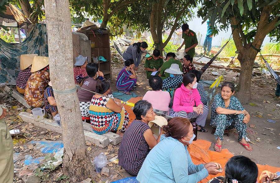 18 đối tượng tham gia đánh bài ăn thua bằng tiền toàn là phụ nữ (ảnh: Tiến Tầm)