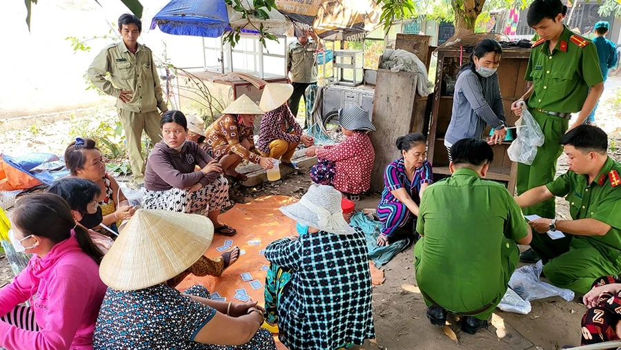 Các đối tượng đánh bạc bị bắt quả tang tại hiện trường (ảnh: Tiến Tầm) 