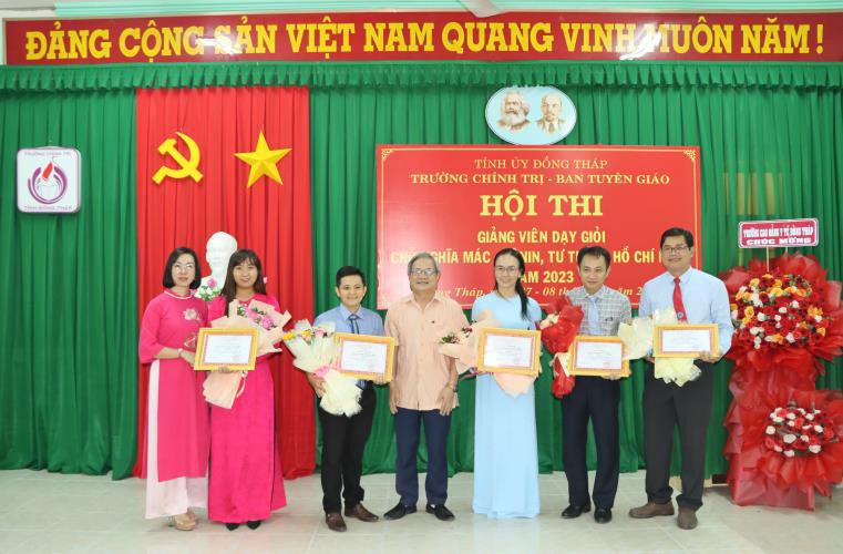 Thạc sĩ Đoàn Duy Trúc Ngọc đoạt giải Ba và giải Thí sinh triển vọng (thứ 2 từ trái qua).