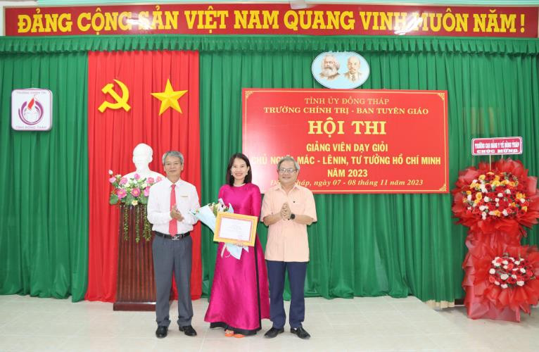 Thạc sĩ Lê Anh Thi đoạt giải Nhất và giải Thí sinh ứng xử xuất sắc.