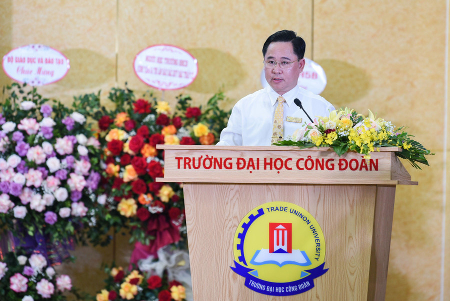 TS.Lê Mạnh Hùng, Phó Bí thư Đảng ủy, Hiệu trưởng Trường Đại học Công đoàn phát biểu tại buổi lễ. TS.Lê Mạnh Hùng, Phó Bí thư Đảng ủy, Hiệu trưởng Trường Đại học Công đoàn phát biểu tại buổi lễ.