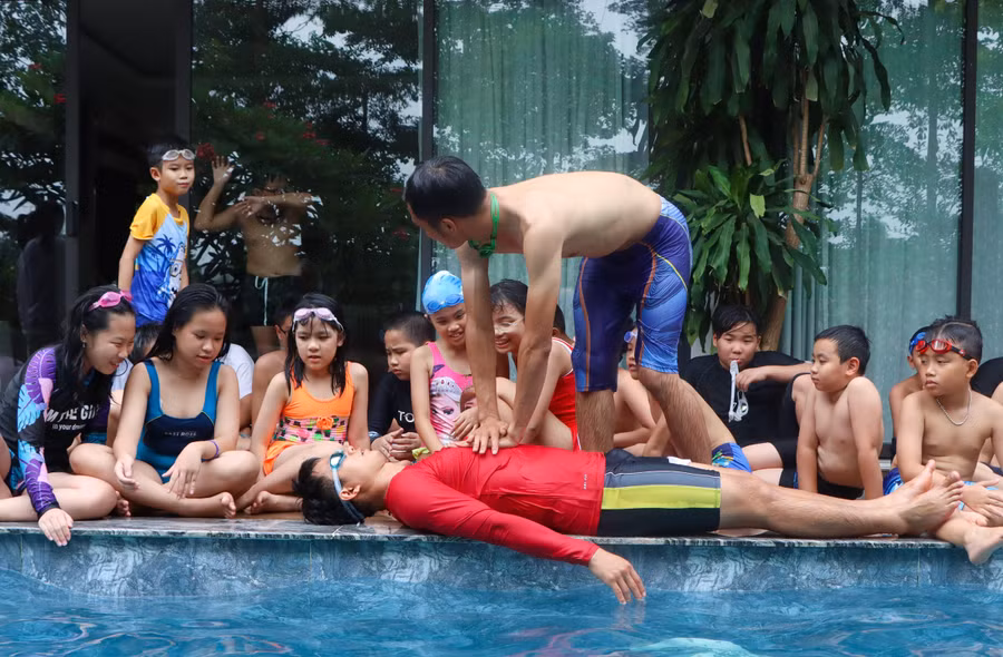 Học sinh học kỹ thuật sơ, cấp cứu ban đầu đối với nạn nhân đuối nước.