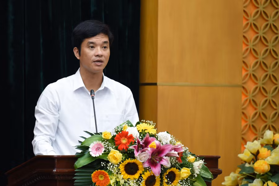 Ông Phan Thành Công, Giám đốc Sở GD&amp;ĐT Ninh Bình báo cáo đoàn công tác về tình hình giáo dục - đạo tạo địa phương.