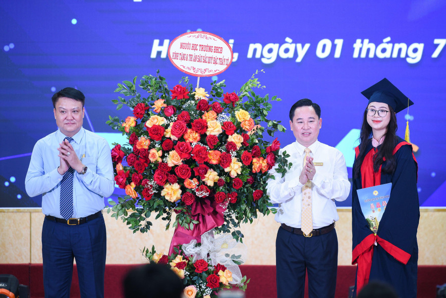Đại diện người học - sinh viên Trần Thị Mỹ Duyên, lớp KT3A tặng hoa cảm ơn nhà trường. Đại diện người học - sinh viên Trần Thị Mỹ Duyên, lớp KT3A tặng hoa cảm ơn nhà trường.