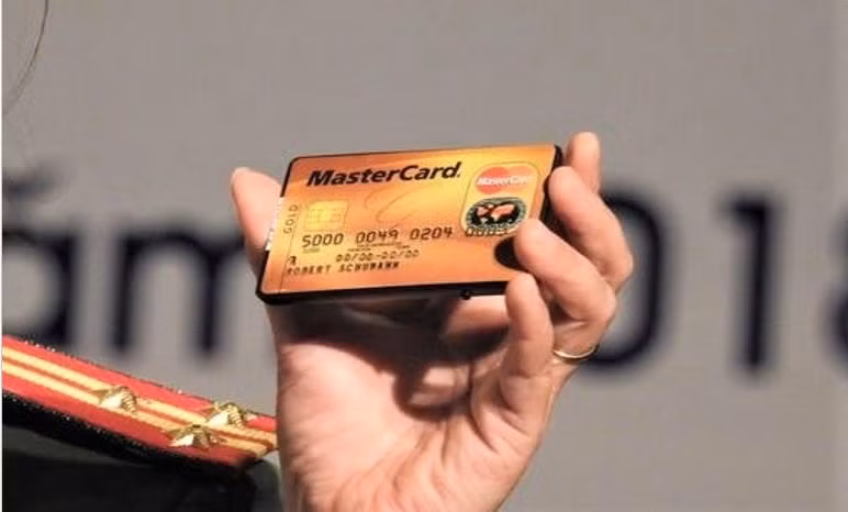 Thiết bị gian lận giống thẻ ATM