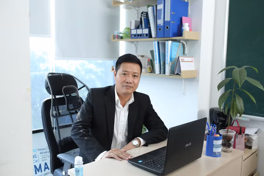 Thầy Trần Văn Năng - Giáo viên môn Giáo dục công dân - Trường THPT Chuyên Hà Nội - Amsterdam.