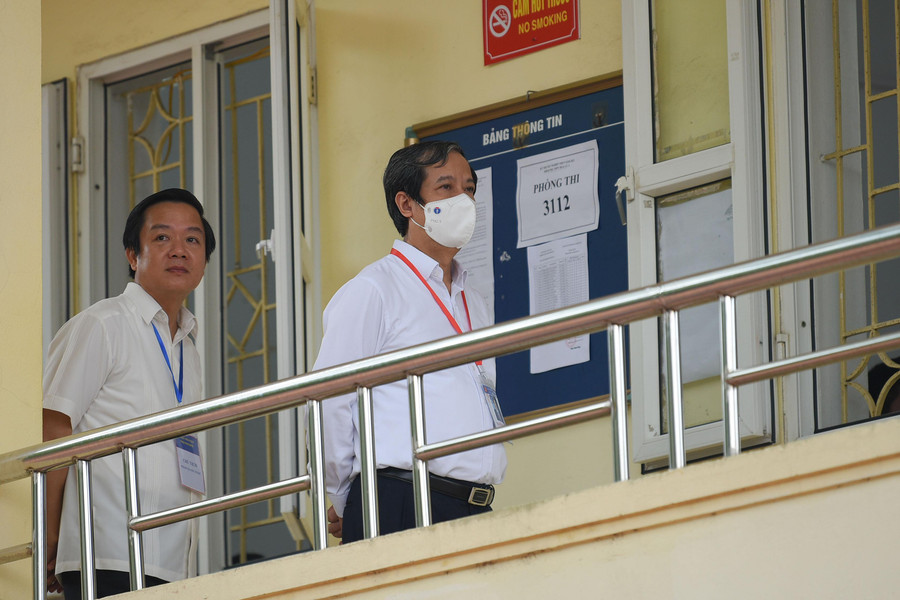 Bộ trưởng Nguyễn Kim Sơn thị sát điểm thi Trường THPT Hoa Lư A.