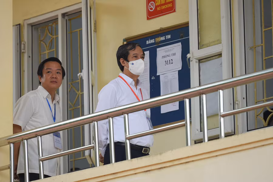 Bộ trưởng Nguyễn Kim Sơn thị sát điểm thi Trường THPT Hoa Lư A.