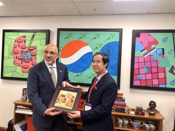 Bộ trưởng Nguyễn Kim Sơn và Bộ trưởng Giáo dục Vương quốc Anh Nadhim Zahawi.