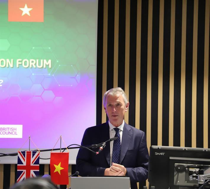 Phó Chủ tịch Hạ viện Vương quốc Anh Nigel Evans trao đổi tại Diễn đàn.