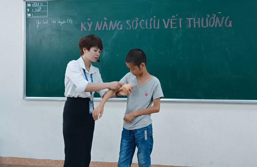 Học sinh học kỹ năng sơ cứu vết thương.