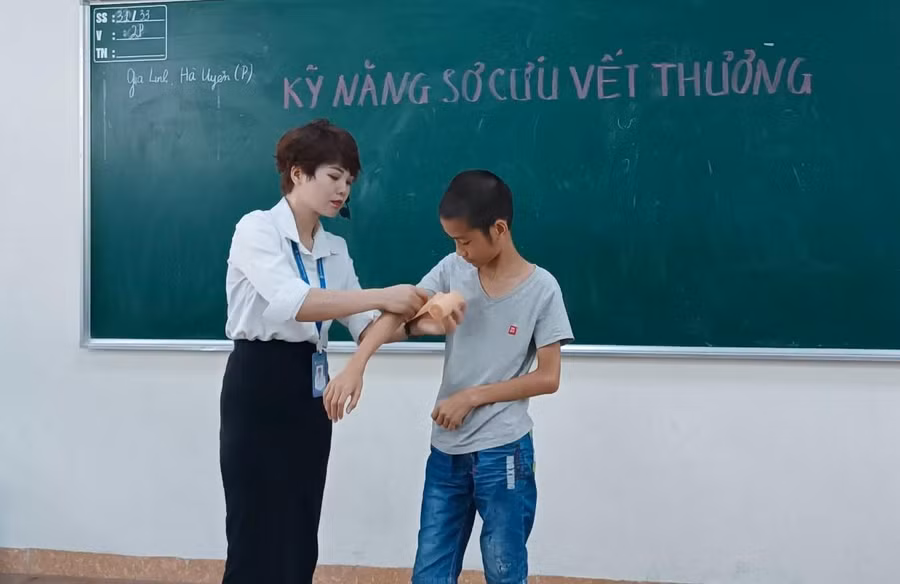 Học sinh học kỹ năng sơ cứu vết thương.