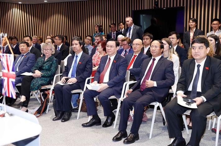 Chủ tịch Quốc hội Vương Đình Huệ, Phó Thủ tướng Chính phủ Lê Văn Thành, Bộ trưởng Bộ Giáo dục và Đào tạo Nguyễn KIm Sơn tại Diễn đàn.