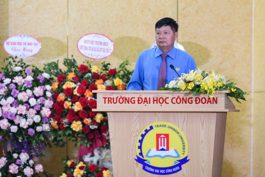 Ông Phan Văn Anh, Phó Chủ tịch Tổng Liên đoàn Lao động Việt Nam phát biểu. Ông Phan Văn Anh, Phó Chủ tịch Tổng Liên đoàn Lao động Việt Nam phát biểu.