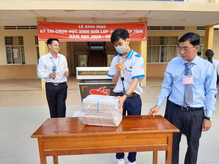 Thí sinh Cà Mau kiểm tra phong bì đựng đề Kỳ thi HS giỏi lớp 10 và lớp 11 cấp THPT năm học 2020 - 2021.