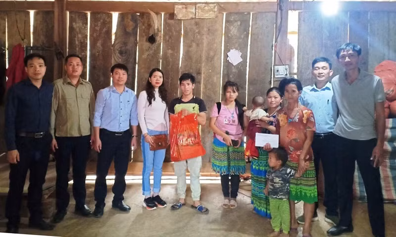 Ban giám hiệu Trường THPT Quan Hóa đến thăm, tặng quà Tết cho học sinh người Mông ở bản Suối Tôn, xã Phú Sơn (Quan Hóa, Thanh Hóa).