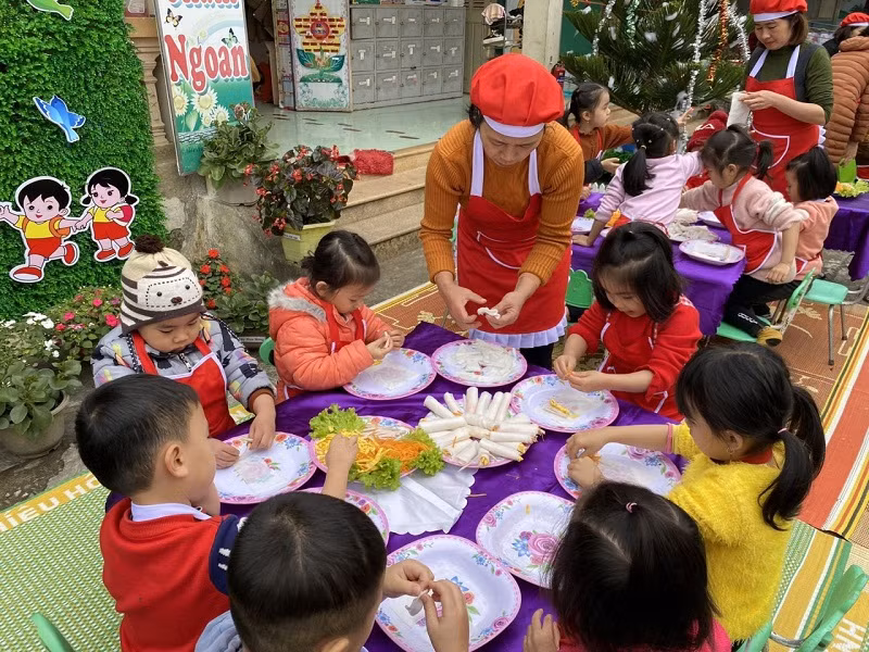 Các con được tự tay làm các món ăn ngon.