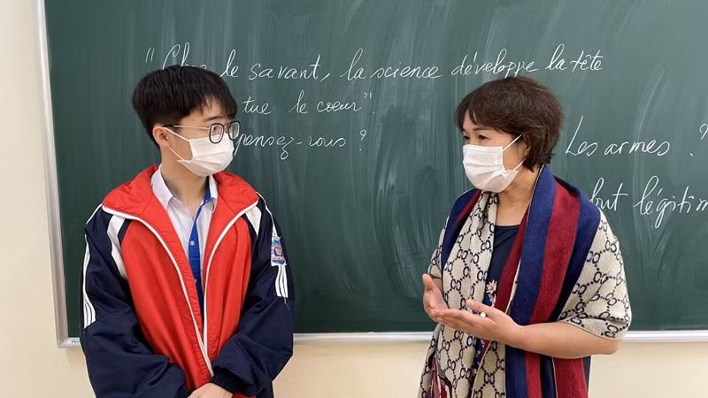 Ngô Minh Long (bên trái) cùng cô giáo Trường THPT Hòn Gai, Quảng Ninh. Ảnh: Báo Quảng Ninh