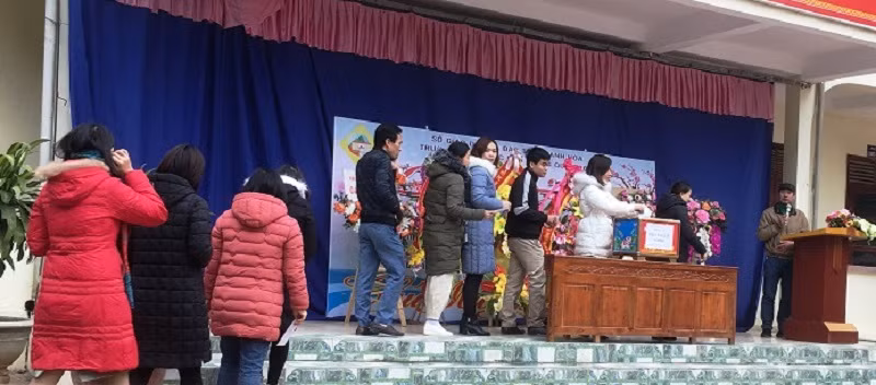 Các thầy, cô giáo Trường THPT Quan Hóa quyên góp tiền để sắm quà Tết cho học sinh.