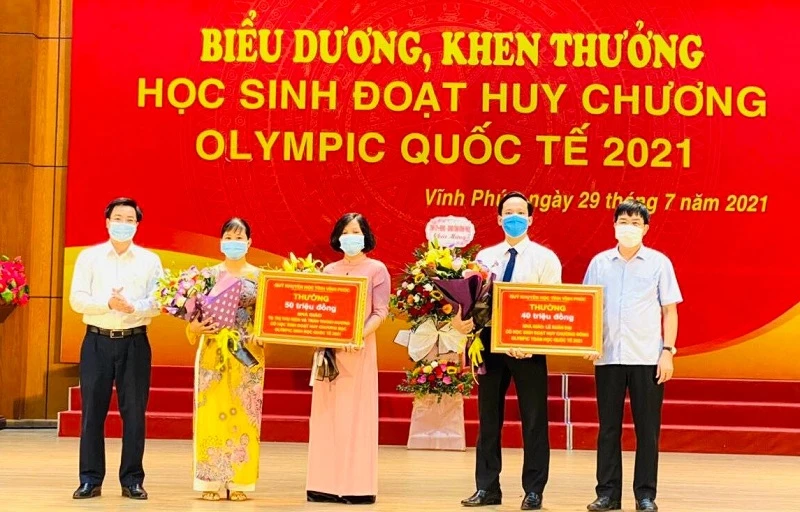 Ngành GD-ĐT Vĩnh Phúc biểu dương, khen thưởng học sinh, giáo viên đoạt huy chương Olympic quốc tế 2021. Ảnh: NTCC