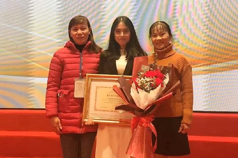 Thu Nga (giữa) cùng mẹ (bên trái) và cô Vũ Thị Hạnh.