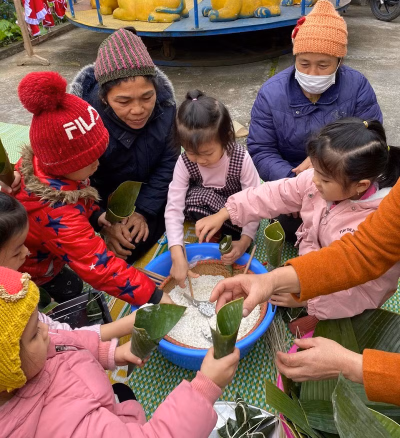 Dưới sự hướng dẫn của cô giáo và phụ huynh, bạn nào cũng gói được chiếc bánh chưng thật đẹp cho riêng mình.