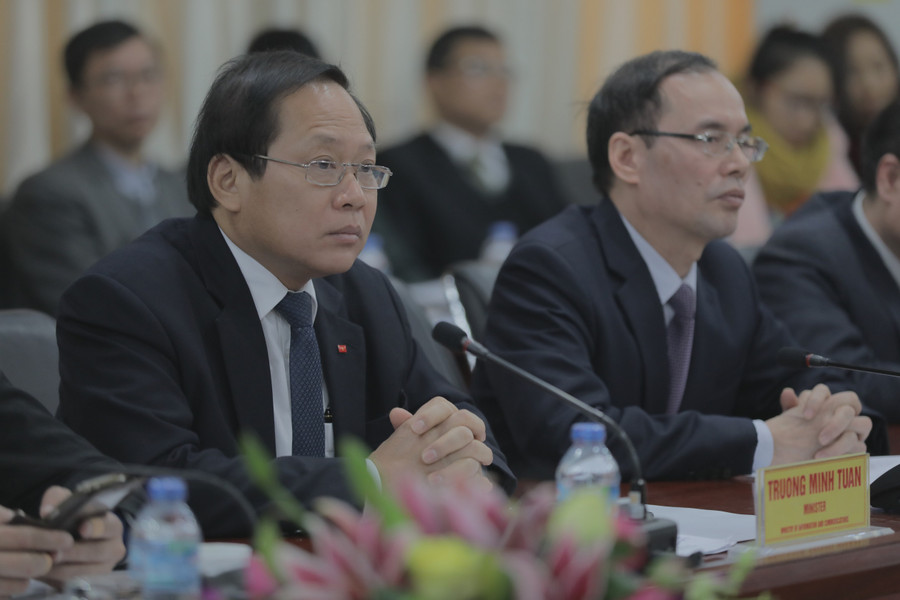 Bộ trưởng Bộ Thông tin và Truyền thông Trương Minh Tuấn dự lễ ký kết tại Học việc Công nghệ Bưu chính Viễn thông