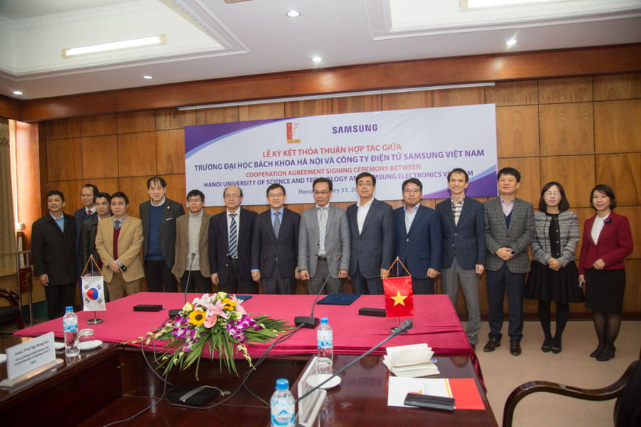 Samsung ký kết Bản ghi nhớ hợp tác giai đoạn 2018-2020 với trường Đại học Bách Khoa Hà Nội Samsung ký kết Bản ghi nhớ hợp tác giai đoạn 2018-2020 với trường Đại học Bách Khoa Hà Nội
