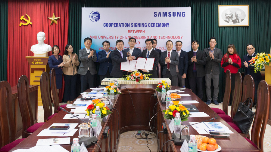Samsung ký kết Bản ghi nhớ hợp tác giai đoạn 2018-2020 với Trường Đại học Công nghệ - Đại học Quốc gia HN Samsung ký kết Bản ghi nhớ hợp tác giai đoạn 2018-2020 với Trường Đại học Công nghệ - Đại học Quốc gia HN