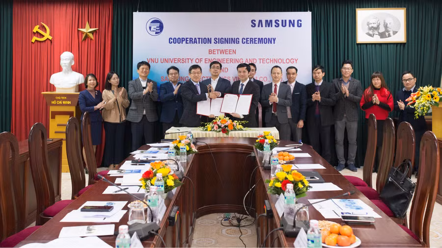 Samsung ký kết Bản ghi nhớ hợp tác giai đoạn 2018-2020 với Trường Đại học Công nghệ - Đại học Quốc gia HN