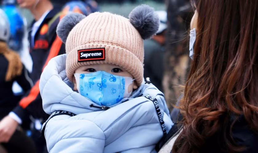 Nhiều bậc phụ huynh vô tư đăng ảnh con lên mạng, có thể để lại hậu quả khó lường. Ảnh: ITN.