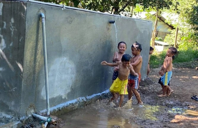 Trẻ em Cheng Tong (xã Trà Cang, Nam Trà My - Quảng Nam) không phải tắm suối khi nước đã được dẫn về làng (Ảnh chụp trước khi dịch Covid-19 bùng phát).