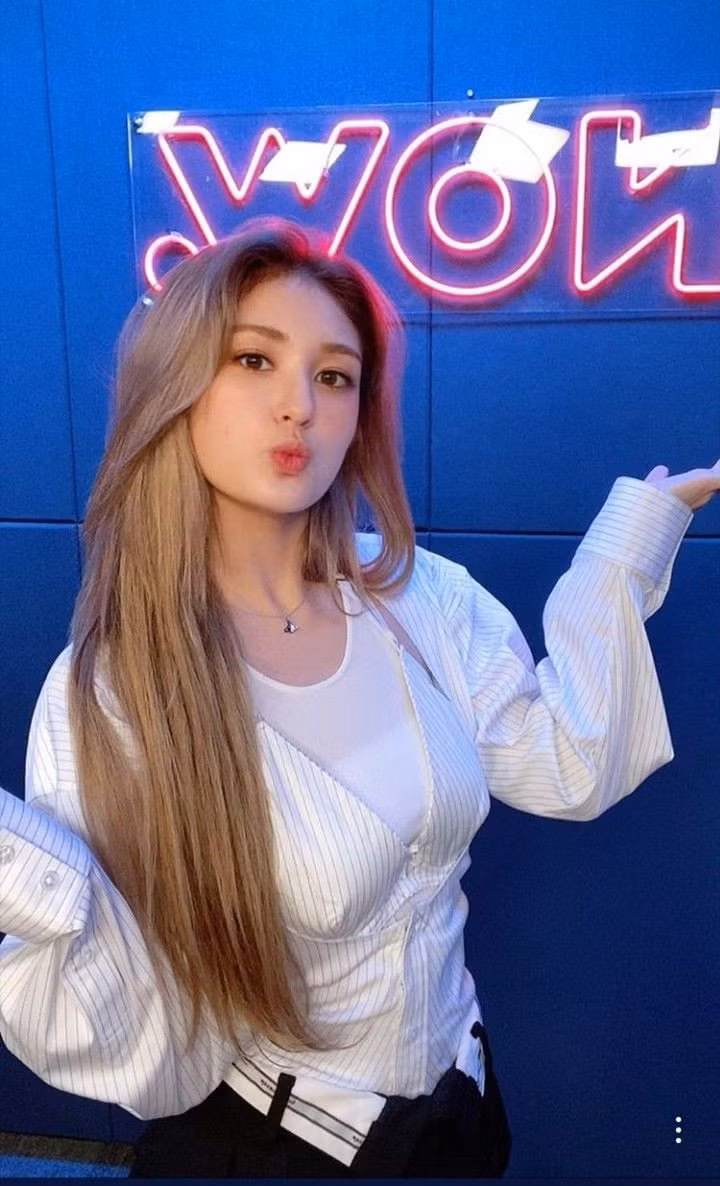 Jeon Somi là người mang trong mình dòng máu Hà Lan-Canada-Hàn Quốc. Cô đã nhiều lần thể hiện ngoại hình xuất sắc của mình khiến người hâm mộ không khỏi mê mẩn.