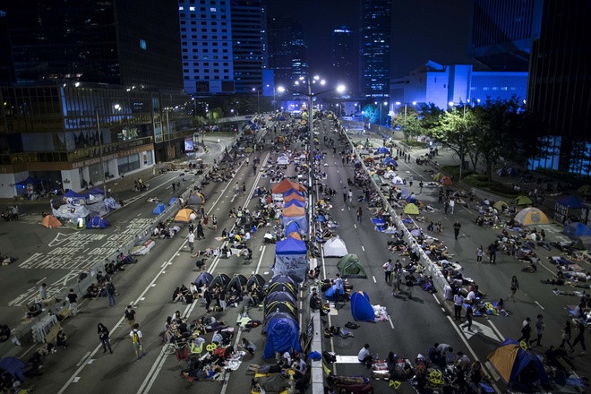 Hàng nghìn người tràn ra đường biểu tình ở Hong Kong ảnh 6 Hàng nghìn người tràn ra đường biểu tình ở Hong Kong ảnh 6