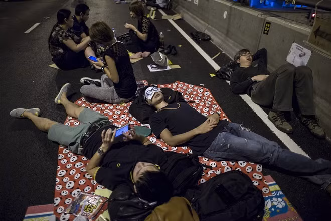 Hàng nghìn người tràn ra đường biểu tình ở Hong Kong ảnh 7