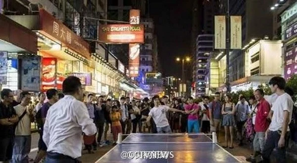 Người biểu tình Hong Kong ăn lẩu, đánh bóng bàn giữa đường