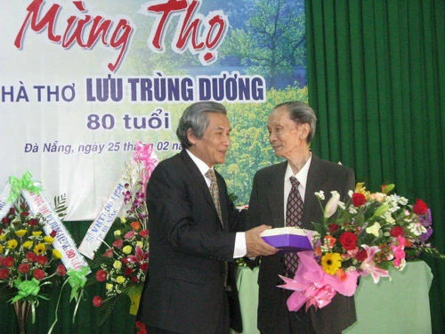 Nhà thơ Lưu Trùng Dương trong Lễ mừng thọ ông 80 tuổi tại Đà Nẵng. Ảnh do tác giả cung cấp