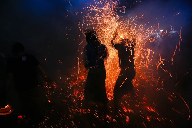 Lễ hội tàn lửa độc đáo để xua tà ma 