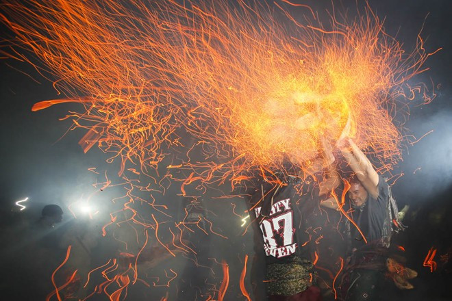 Lễ hội tàn lửa độc đáo để xua tà ma 