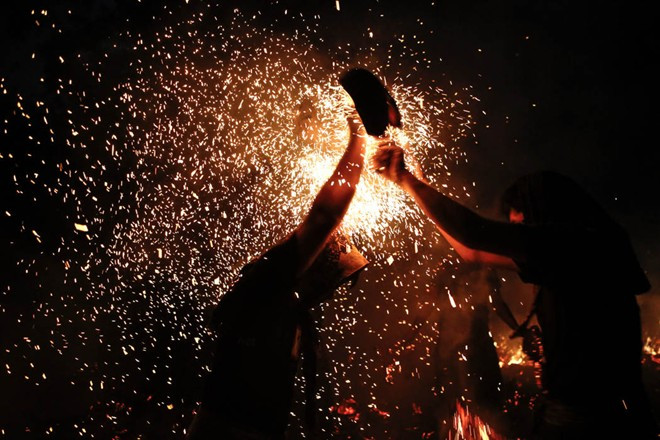 Lễ hội tàn lửa độc đáo để xua tà ma 