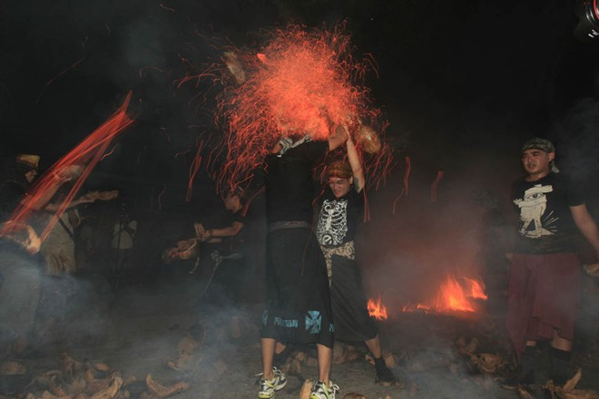 Lễ hội tàn lửa độc đáo để xua tà ma 