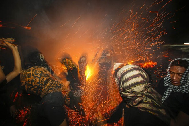 Lễ hội tàn lửa độc đáo để xua tà ma 