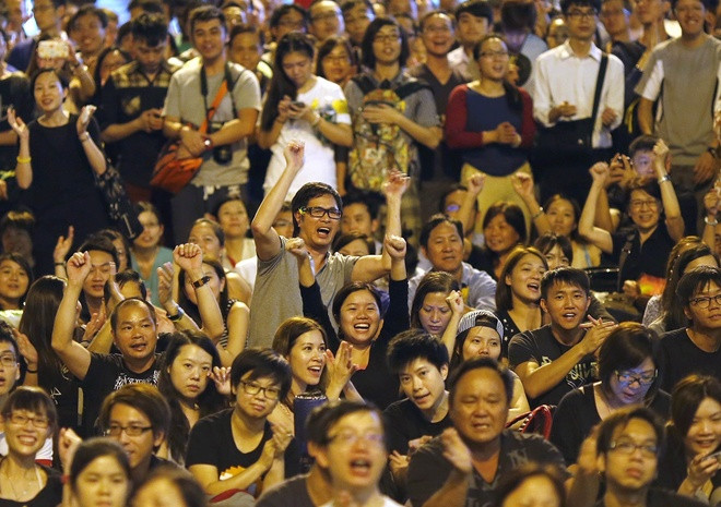 Hàng nghìn người tràn ra đường biểu tình ở Hong Kong ảnh 2 Hàng nghìn người tràn ra đường biểu tình ở Hong Kong ảnh 2