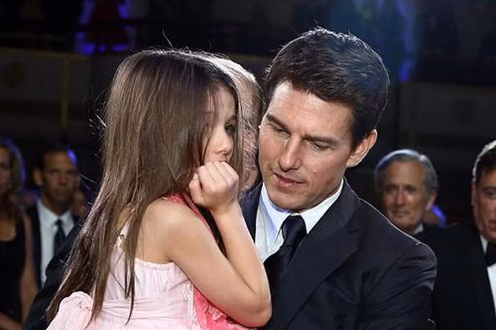 Cuộc sống trái ngược của con gái Beckham và Tom Cruise