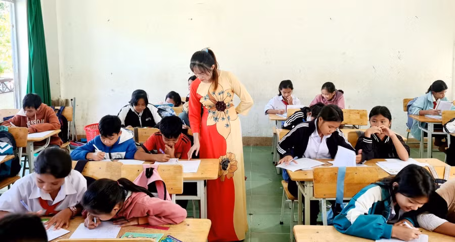 Dù cuộc sống khó khăn, bất hạnh nhưng cô Lý luôn hết lòng vì trò. Ảnh: Nguyễn Dung