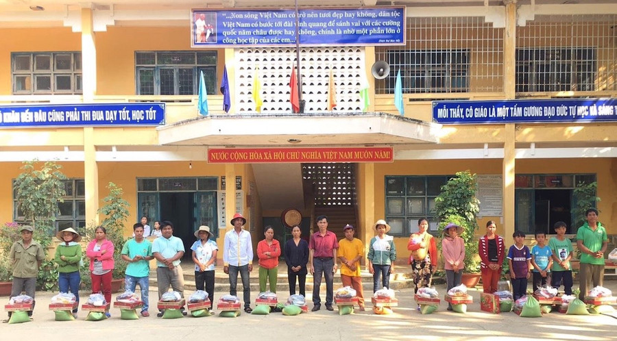 Những phần quà mà nhà hảo tâm hỗ trợ được cô Lý chuyển đến bà con vùng khó. Ảnh: NVCC Những phần quà mà nhà hảo tâm hỗ trợ được cô Lý chuyển đến bà con vùng khó. Ảnh: NVCC