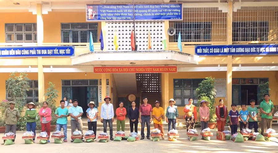 Những phần quà mà nhà hảo tâm hỗ trợ được cô Lý chuyển đến bà con vùng khó. Ảnh: NVCC